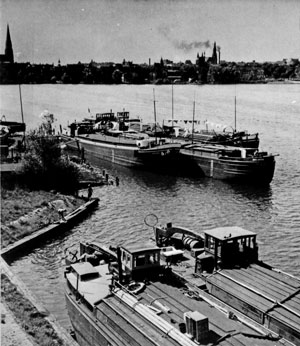 Lastkähne im Hafen am Schweriner Ziegelsee